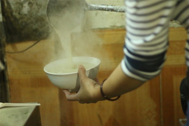 Quán cháo cá bán xuyên đêm hơn 20 năm ngon nức tiếng Hà thành - Ảnh 6.