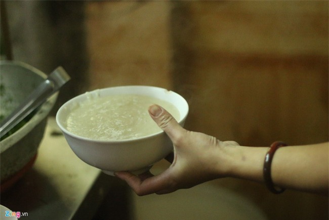 Quán cháo cá bán xuyên đêm hơn 20 năm ngon nức tiếng Hà thành - Ảnh 7.