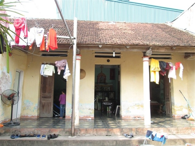 Nạn nhân Lệ được đưa về nhà hơn nửa năm nay ở xóm Trung, Thanh Thủy, Thanh Oai.