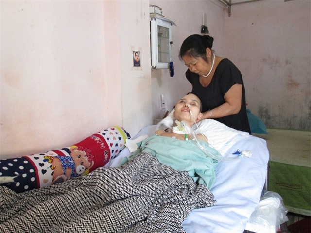 Những ngày tháng dài phải nằm thực vật trên giường bệnh khiến cơ thể Lệ teo lại.