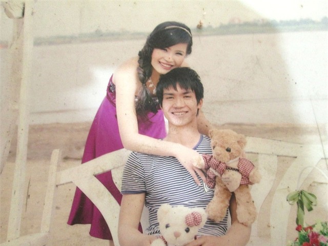 Tấm ảnh hạnh phúc của đôi vợ chồng trẻ ngày nào, giờ đây mọi thứ đã hoàn toàn đảo lộn, mọi người chỉ mong Lệ có thể tỉnh lại.