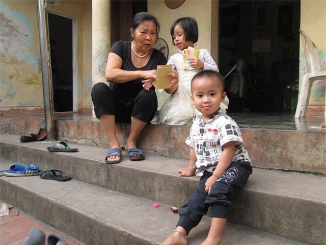 Hai đứa con còn nhỏ của chị Lệ. Ảnh Nông Thuyết