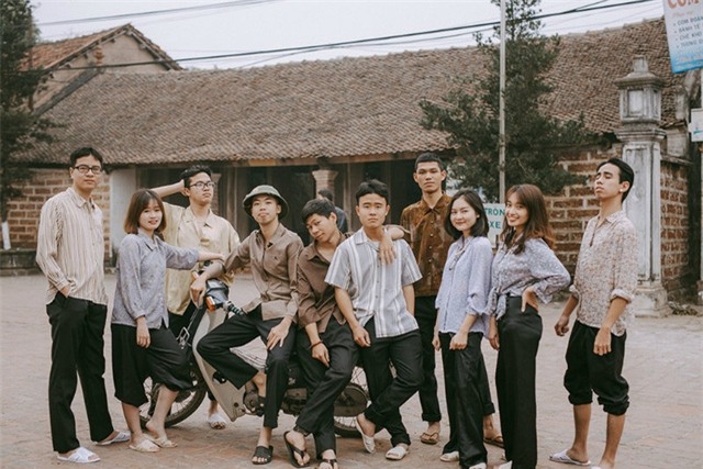 Thời kỳ bao cấp không còn là thước phim xa lạ với nhiều người vì những mốc lịch sử đáng nhớ, các sự kiện đặc biệt đã được ghi dấu trong ống kính của nhiều nhiếp ảnh gia nước ngoài. Thế nhưng với tình yêu nhiếp ảnh, nhóm bạn trẻ này vẫn quyết tâm tái hiện tại khung cảnh chân thực của làng quê Việt Nam của một thời để nhớ.