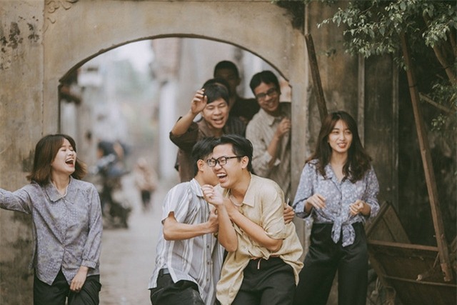 Là những người yêu nhiếp ảnh, chúng mình cũng muốn tái hiện lại được khung cảnh rất Việt Nam ấy, những chiếc quần phi bóng, những bờ tường đá ong, những hàng nước ven đường...vừa để trân trọng các giá trị Việt, vừa để mọi người nhìn lại sự phát triển của cuộc sống bây giờ so với thời ông bà mình ngày xưa, bạn Nguyễn Hà Trang, sinh viên Học viện Báo chí và Tuyên truyền, đại diện thành viên trong nhóm cho biết.