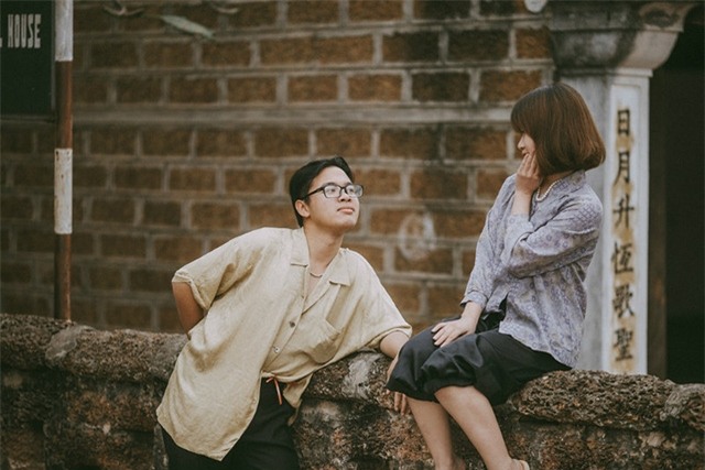 Trang phục thôi thì không đủ để tạo ra bộ ảnh đúng chất mà bối cảnh, cách diễn quan trọng hơn. Trong bộ ảnh của chúng mình có đủ các tầng lớp từ nhà giàu ăn chơi đến nhà nghèo ham học và mỗi người đều phải tập diễn và tìm hiểu về các hình ảnh thời bao cấp để phù hợp hơn.