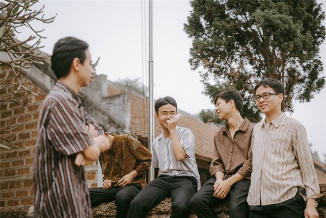 Được biết, các thành viên trong bộ ảnh kỷ yếu đến từ rất nhiều trường đại học khác nhau như Đại học Ngoại thương, Đại học Kinh tế Quốc dân, Học viện Kĩ thuật Quân sự, Đại học Kiến trúc, Học viện Báo chí và Tuyên truyền...