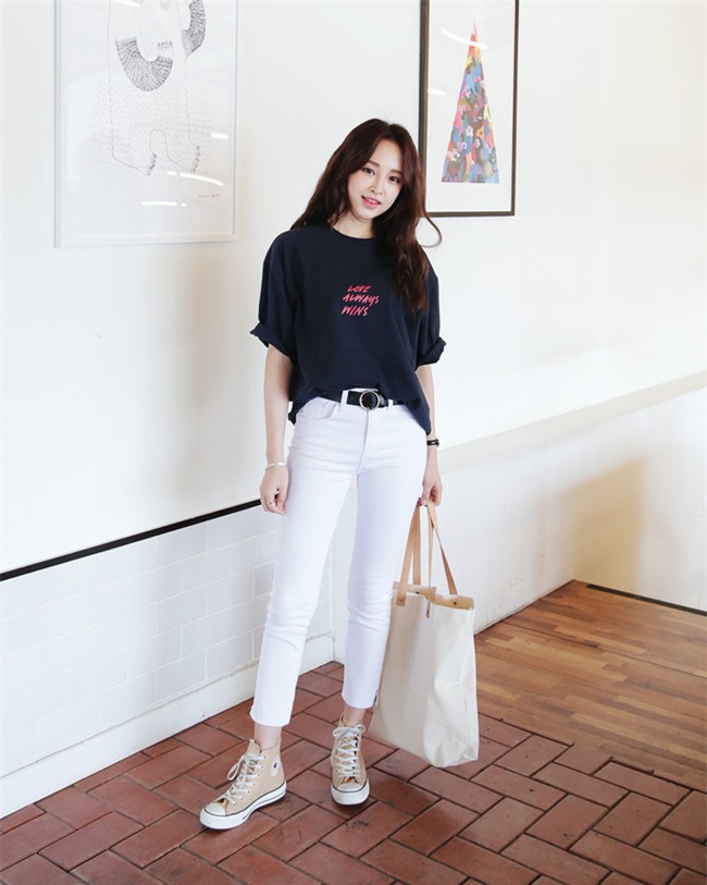 Chỉ cần 7 mẫu áo phông sau là đã đủ để các nàng chưng diện trong tiết trời nắng đẹp thế này - Ảnh 10.
