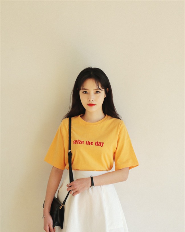 Chỉ cần 7 mẫu áo phông sau là đã đủ để các nàng chưng diện trong tiết trời nắng đẹp thế này - Ảnh 13.