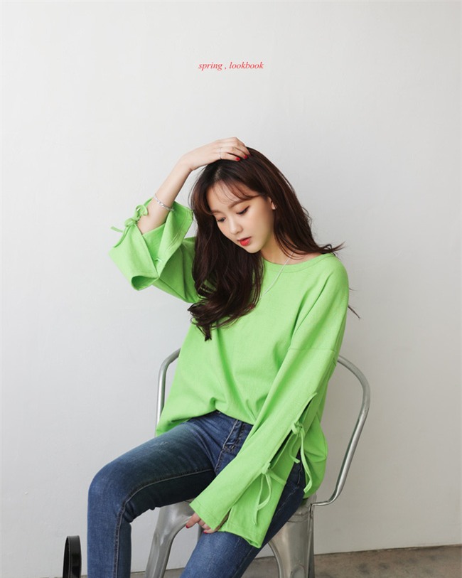 Chỉ cần 7 mẫu áo phông sau là đã đủ để các nàng chưng diện trong tiết trời nắng đẹp thế này - Ảnh 24.