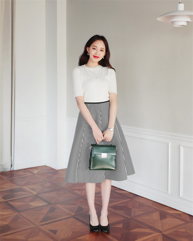 Chỉ cần 7 mẫu áo phông sau là đã đủ để các nàng chưng diện trong tiết trời nắng đẹp thế này - Ảnh 3.