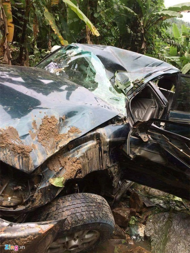 Xe cho Pho tong giam doc EVN lao xuong vuc sau 40 m hinh anh 2