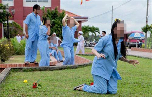 nu doanh nhan nhap vien tam than vi nghien... tinh duc hinh anh 1