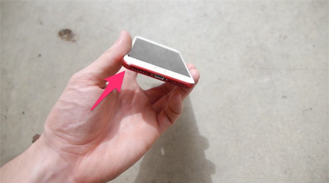 Đem Galaxy S8 và iPhone 7 ĐỎ RỰC ra thi thố thả rơi và cái kết bất ngờ - Ảnh 2.