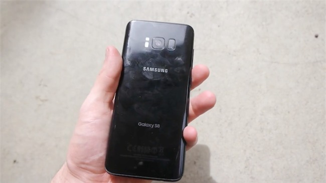 Đem Galaxy S8 và iPhone 7 ĐỎ RỰC ra thi thố thả rơi và cái kết bất ngờ - Ảnh 3.
