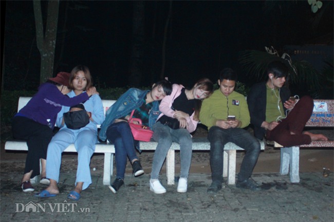 nguoi dan ngu bai co, ghe da cho den gio lam le gio to hinh anh 3