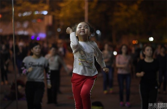 Be 5 tuoi tro thanh 'ba thim' day nhay noi tieng nhat Trung Quoc hinh anh 1