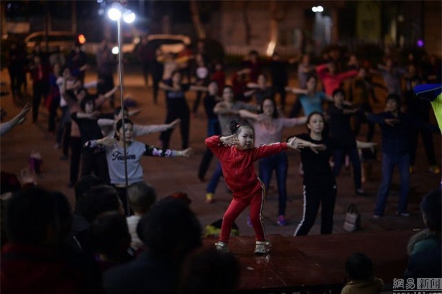 Be 5 tuoi tro thanh 'ba thim' day nhay noi tieng nhat Trung Quoc hinh anh 2