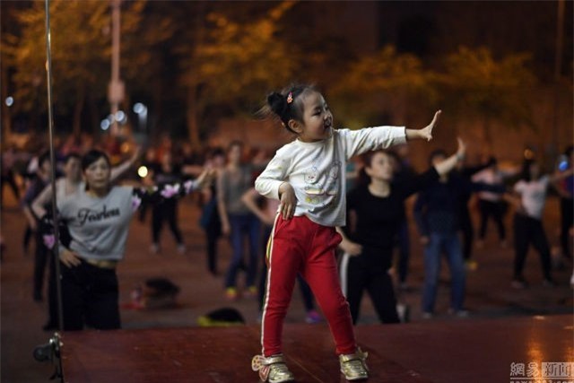 Be 5 tuoi tro thanh 'ba thim' day nhay noi tieng nhat Trung Quoc hinh anh 3