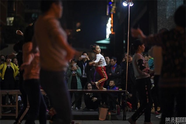 Be 5 tuoi tro thanh 'ba thim' day nhay noi tieng nhat Trung Quoc hinh anh 4