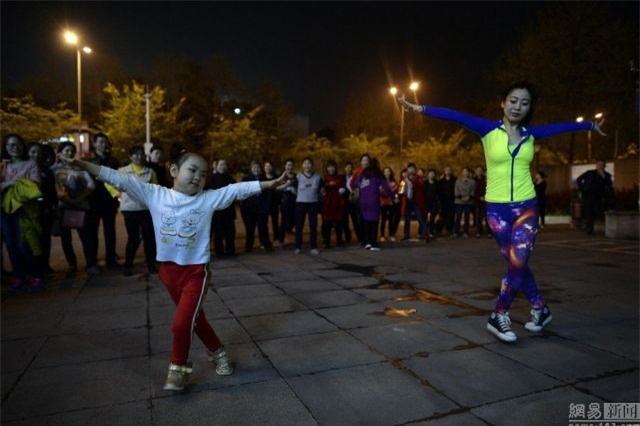 Be 5 tuoi tro thanh 'ba thim' day nhay noi tieng nhat Trung Quoc hinh anh 5