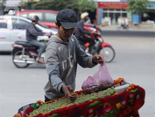 Hà Nội: Mận đầu mùa giá cao gấp 10 lần chính vụ, chị em vẫn ùn ùn mua - Ảnh 2.