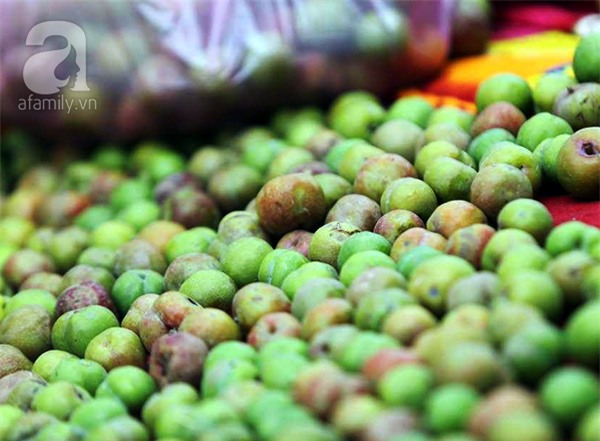 Hà Nội: Mận đầu mùa giá cao gấp 10 lần chính vụ, chị em vẫn ùn ùn mua - Ảnh 3.