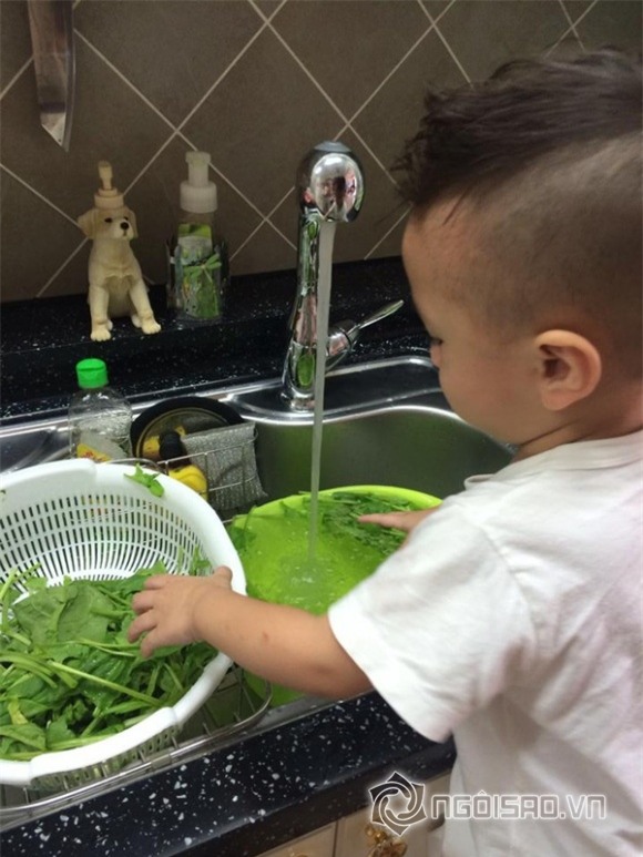 sao việt, con sao việt, con sao việt làm việc nhà, con sao rửa bát, nhóc tỳ nhà sao việt