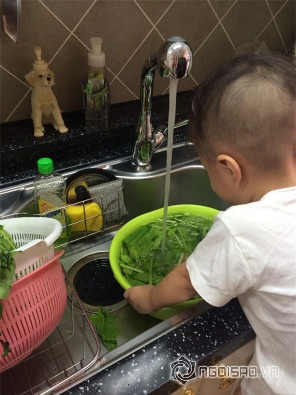 sao việt, con sao việt, con sao việt làm việc nhà, con sao rửa bát, nhóc tỳ nhà sao việt