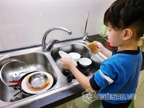 sao việt, con sao việt, con sao việt làm việc nhà, con sao rửa bát, nhóc tỳ nhà sao việt