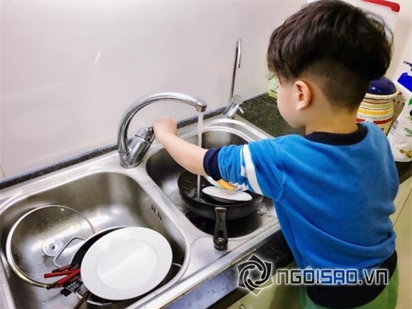 sao việt, con sao việt, con sao việt làm việc nhà, con sao rửa bát, nhóc tỳ nhà sao việt