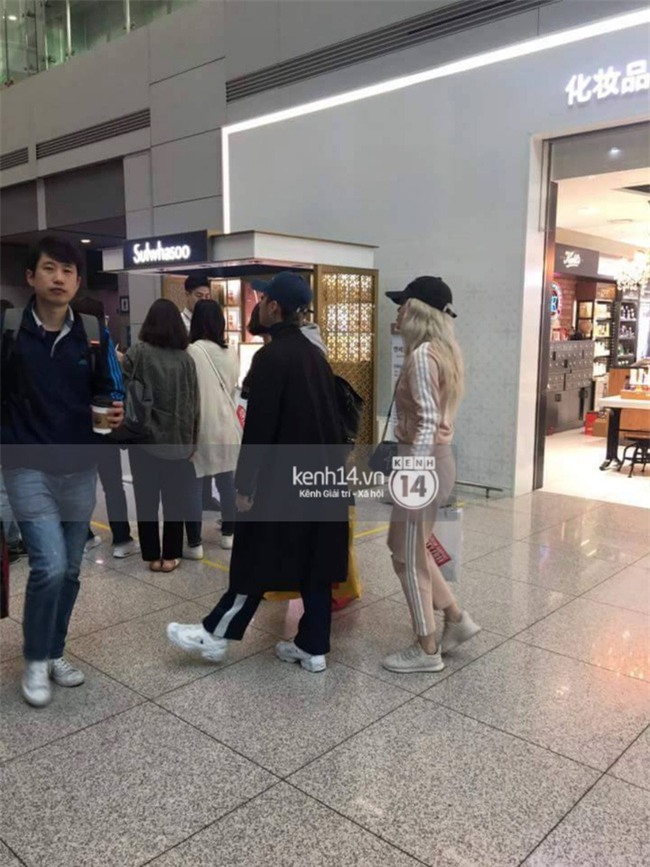 Sơn Tùng M-TP và Thiều Bảo Trâm bị bắt gặp tại sân bay Hàn Quốc - Ảnh 1.