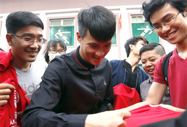 Công Vinh chính thức lên tiếng về việc chiêu mộ Berbatov - Ảnh 3.