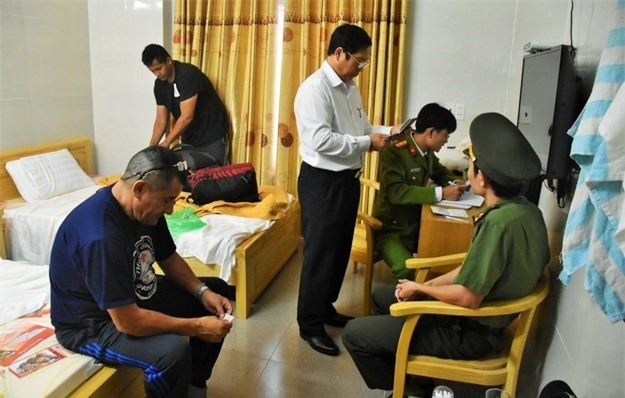 Vi sao 2 sieu trom vu dam thung lop Fortuner lay 1,6 ty sa luoi? hinh anh 1