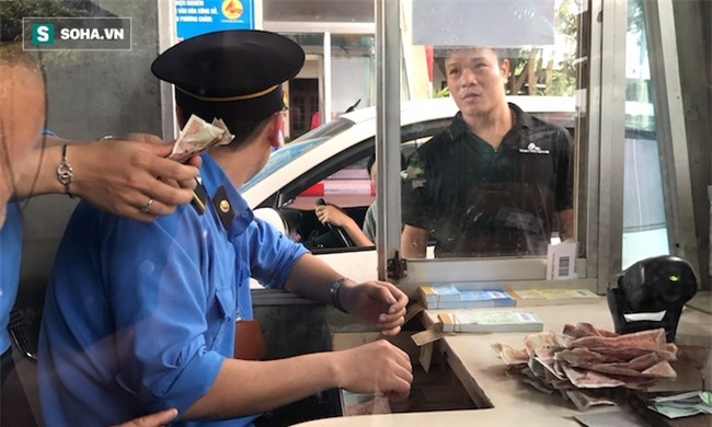 Nhân viên soát vé đếm tiền lẻ mỏi tay, Trạm thu phí Bến Thuỷ mở cổng không thu vé - Ảnh 12.