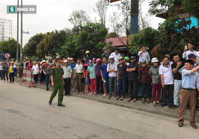 Nhân viên soát vé đếm tiền lẻ mỏi tay, Trạm thu phí Bến Thuỷ mở cổng không thu vé - Ảnh 13.