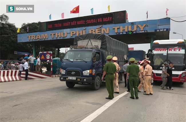 Nhân viên soát vé đếm tiền lẻ mỏi tay, Trạm thu phí Bến Thuỷ mở cổng không thu vé - Ảnh 17.