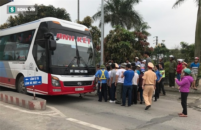 Nhân viên soát vé đếm tiền lẻ mỏi tay, Trạm thu phí Bến Thuỷ mở cổng không thu vé - Ảnh 18.
