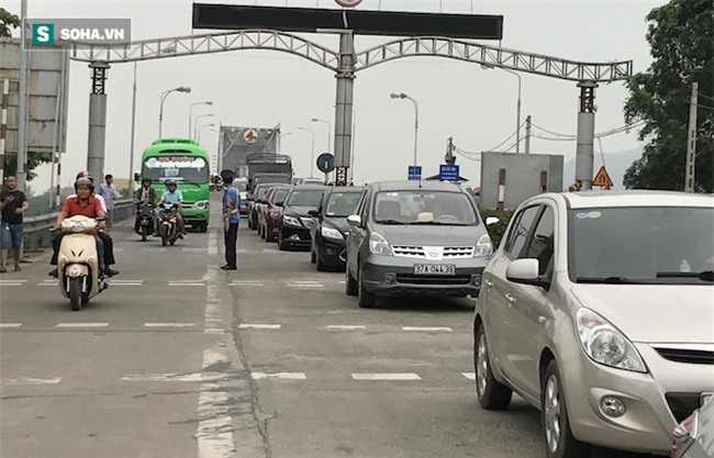 Nhân viên soát vé đếm tiền lẻ mỏi tay, Trạm thu phí Bến Thuỷ mở cổng không thu vé - Ảnh 6.