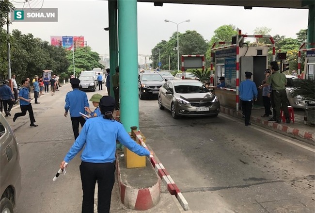 Nhân viên soát vé đếm tiền lẻ mỏi tay, Trạm thu phí Bến Thuỷ mở cổng không thu vé - Ảnh 8.