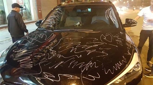 Hanh dong dep cua co gai voi chu xe do chan loi vao nha hinh anh 3