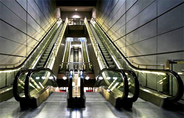 sân bay Tân Sơn Nhất, thang cuốn Tân Sơn Nhất, Tân Sơn Nhất, đứt cổ tay