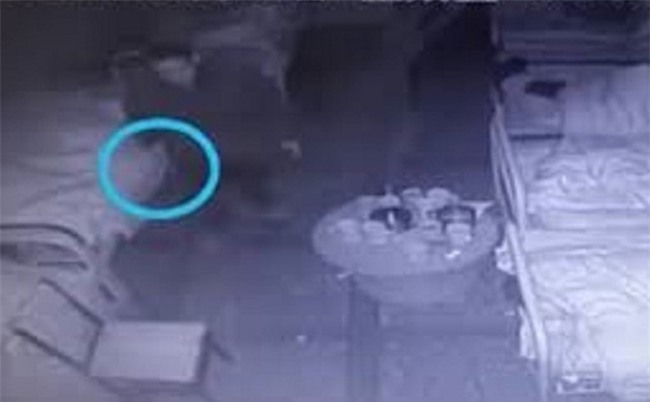 Bệnh viện bất cẩn, đối tượng tâm thần cầm đũa đâm chết 3 người