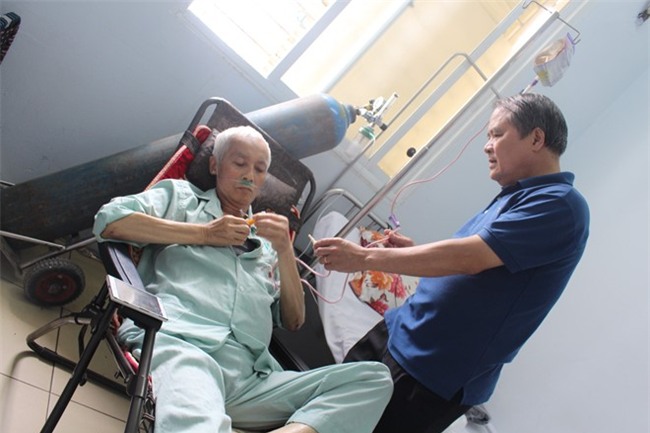 Gia dinh da mang anh den cho NSUT Duy Thanh chon hinh anh 2