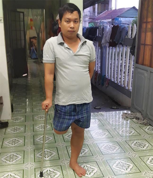 Nan nhan bi cua chan de nghi cong an khoi to bac si hinh anh 1