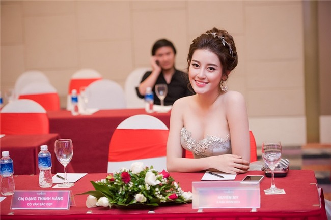 Kết quả hình ảnh cho hoa hậu huyền my nói tiếng anh