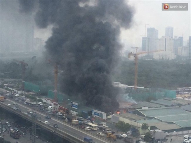 Cháy lớn nhà xưởng tại đường Phạm Hùng, khói bốc cao hàng trăm mét - Ảnh 1.