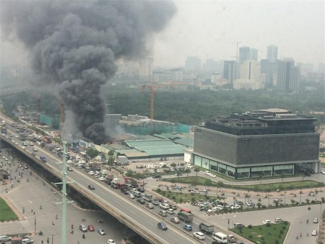 Cháy lớn nhà xưởng tại đường Phạm Hùng, khói bốc cao hàng trăm mét - Ảnh 2.