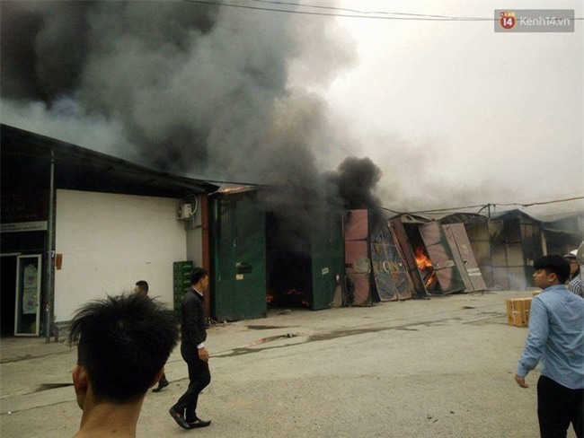 Cháy lớn nhà xưởng tại đường Phạm Hùng, khói bốc cao hàng trăm mét - Ảnh 3.