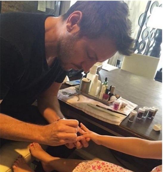 Con gai ut nha Beckham vui ve di lam dep voi bo hinh anh 3