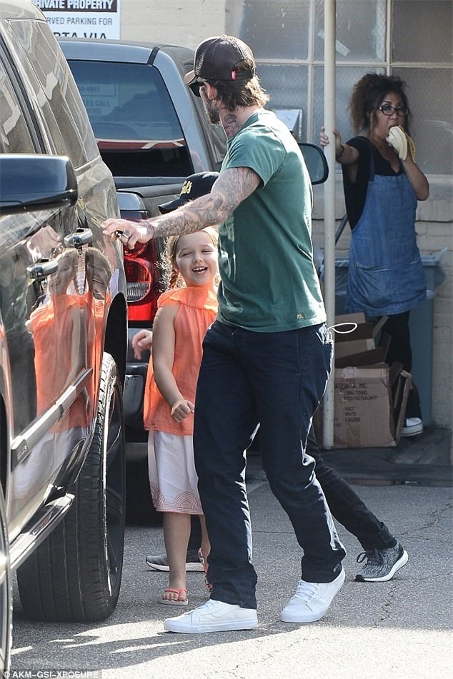 Con gai ut nha Beckham vui ve di lam dep voi bo hinh anh 4